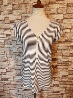Express Striped V-Neck Zip Front Women’s Top - White and Black